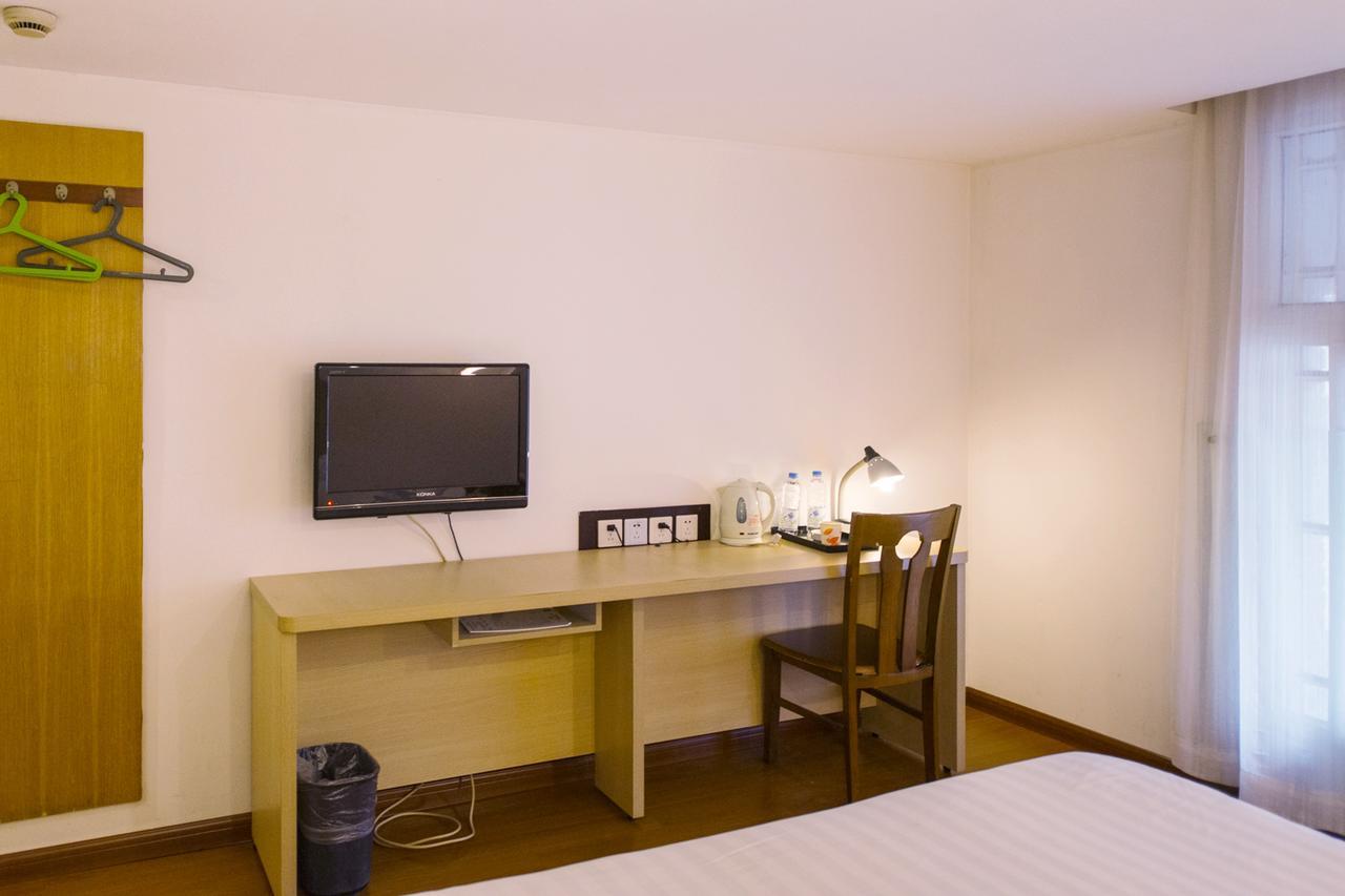 Waigaoqiao Free Trade Zone Huashan Road Hotel